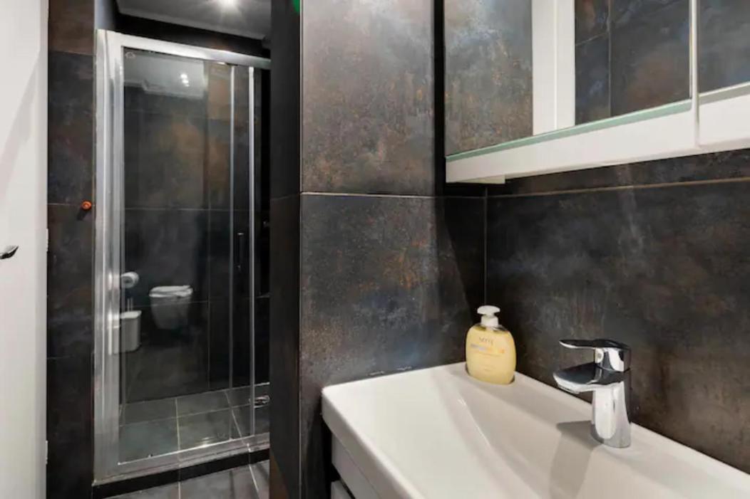 Βright Walled Designed Apt In Glyfada Center Athen Eksteriør bilde